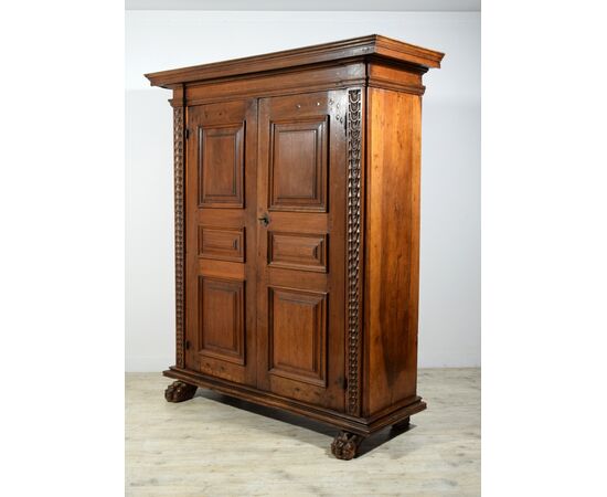 Armadio in legno di noce massello scolpito, Toscana, XVII secolo
