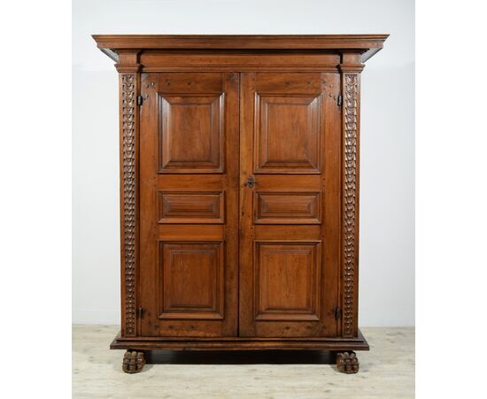 Armadio in legno di noce massello scolpito, Toscana, XVII secolo