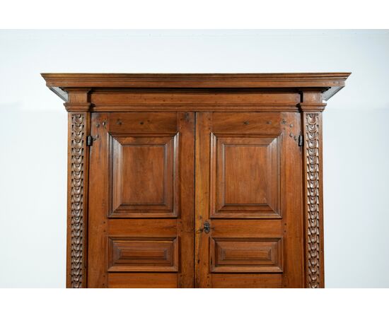 Armadio in legno di noce massello scolpito, Toscana, XVII secolo