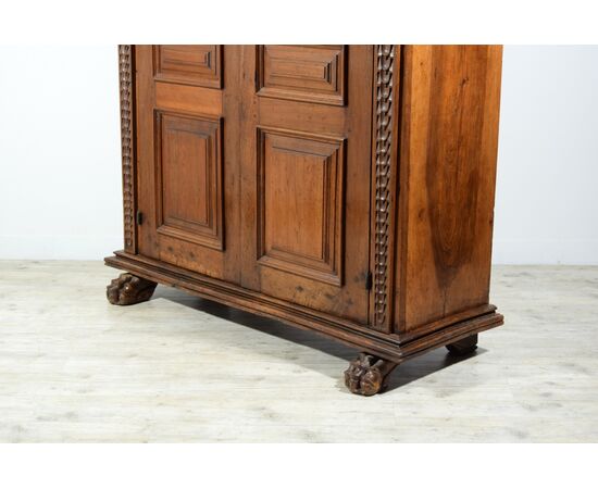 Armadio in legno di noce massello scolpito, Toscana, XVII secolo