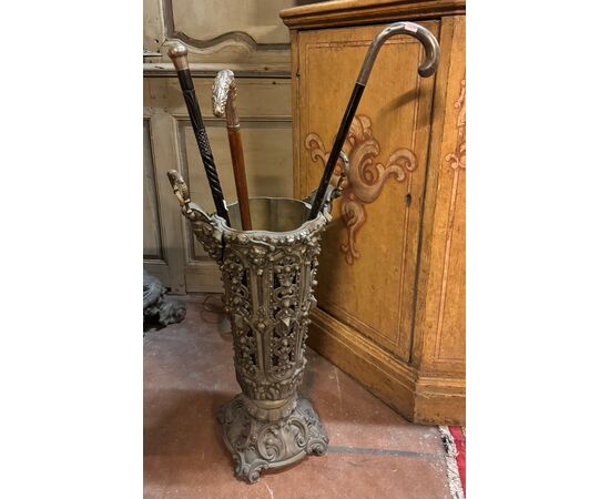 DARS598 - No. 3 wooden walking sticks, various sizes