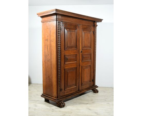 Armadio in legno di noce massello scolpito, Toscana, XVII secolo