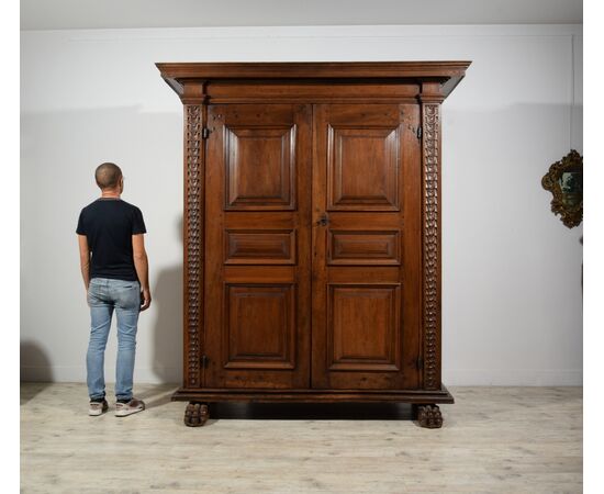 Armadio in legno di noce massello scolpito, Toscana, XVII secolo