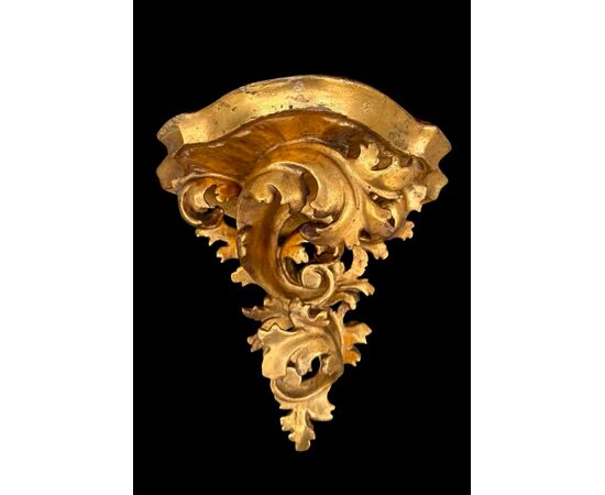 Corner shelf in carved wood and gold leaf. Florence.