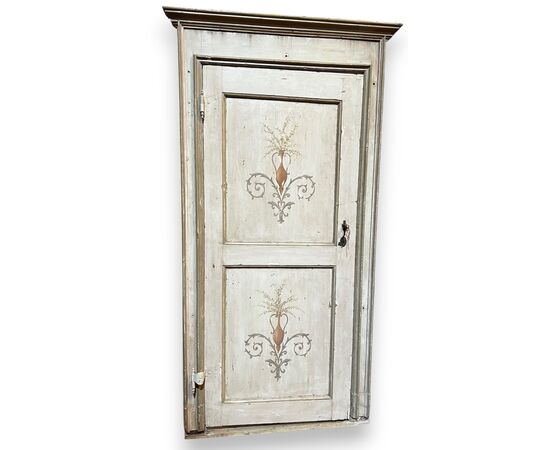 PTL573 - Porta laccata e dipinta, un battente, con telaio, epoca '700, misure luce cm L 82 x H 196