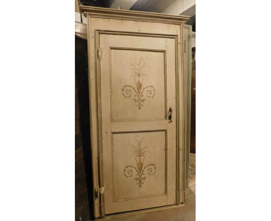 PTL573 - Porta laccata e dipinta, un battente, con telaio, epoca '700, misure luce cm L 82 x H 196