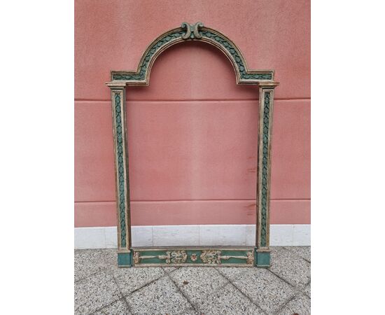 Grande pala d'altare del 600 intagliata e laccata