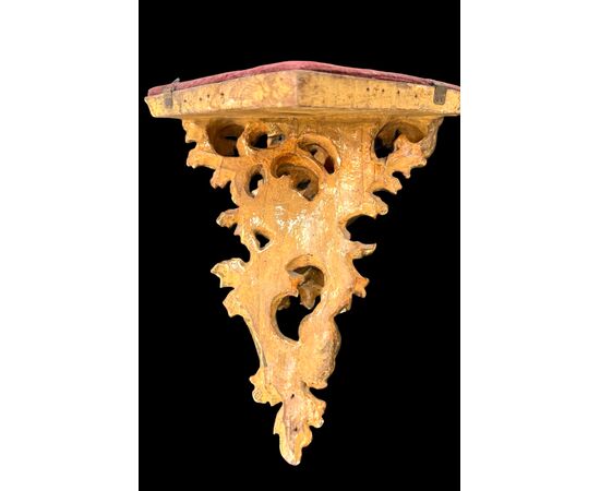 Corner shelf in carved wood and gold leaf. Florence.