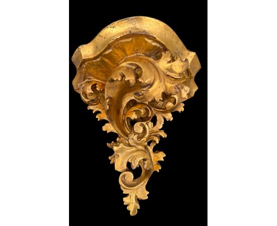 Corner shelf in carved wood and gold leaf. Florence.