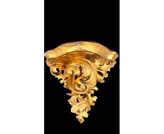 Corner shelf in carved wood and gold leaf. Florence.