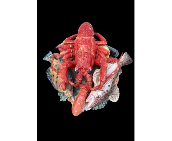 Centrotavola in maiolica raffigurante cesto con pesci,crostacei e limoni.Bassano.