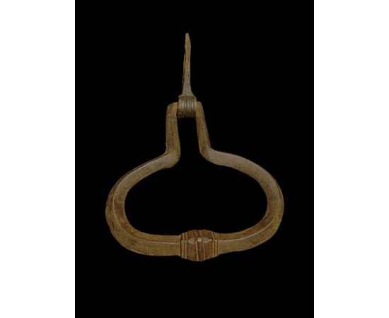 Lombard wrought iron door knocker with strike plate, late 17th century
