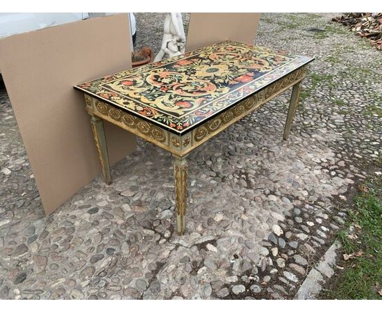 Grande tavolo scrittoio in legno intagliato e dipinto. Italia, XIX-XX secolo.