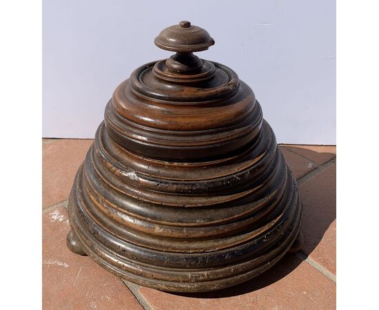 Finely turned wooden box. East India Company, 17th century.
