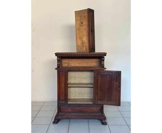 Walnut cabinet. Lombardy 17th century