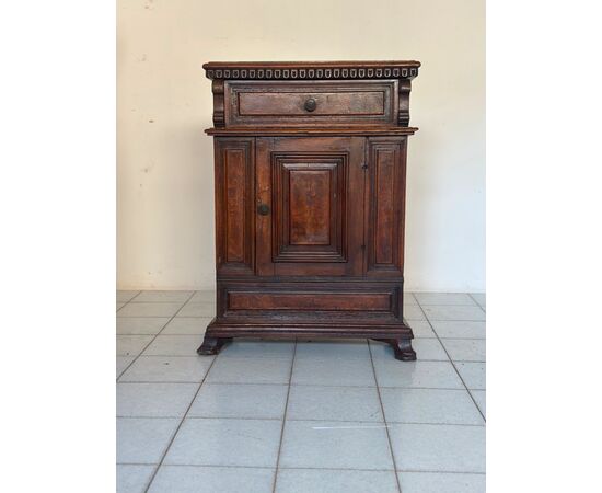 Walnut cabinet. Lombardy 17th century