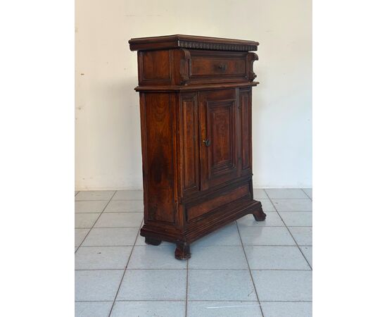 Walnut cabinet. Lombardy 17th century