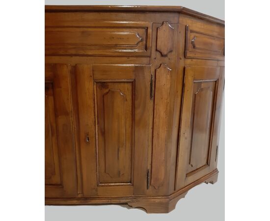 Credenza veneta scantonata in noce, XVIII secolo