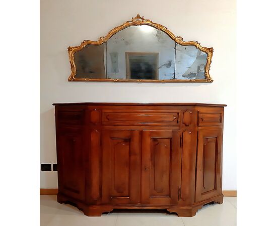 Credenza veneta scantonata in noce, XVIII secolo