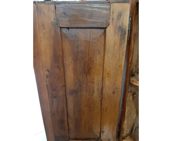 Credenza veneta scantonata in noce, XVIII secolo