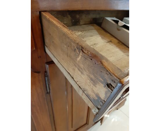 Credenza veneta scantonata in noce, XVIII secolo