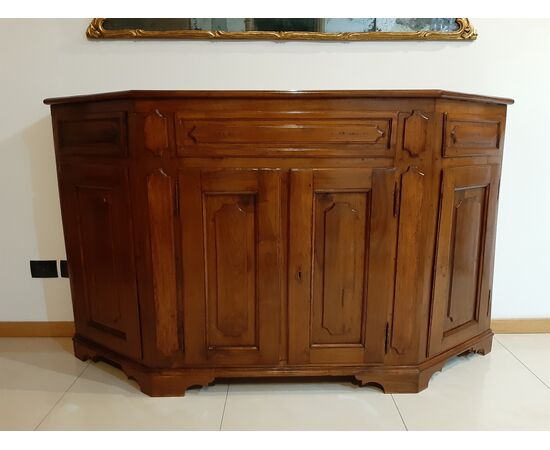 Credenza veneta scantonata in noce, XVIII secolo