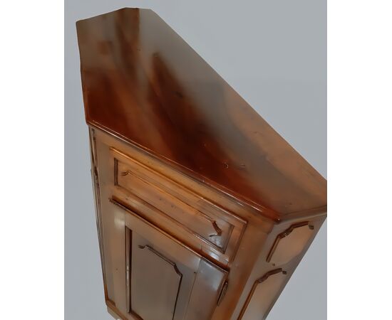 Credenza veneta scantonata in noce, XVIII secolo