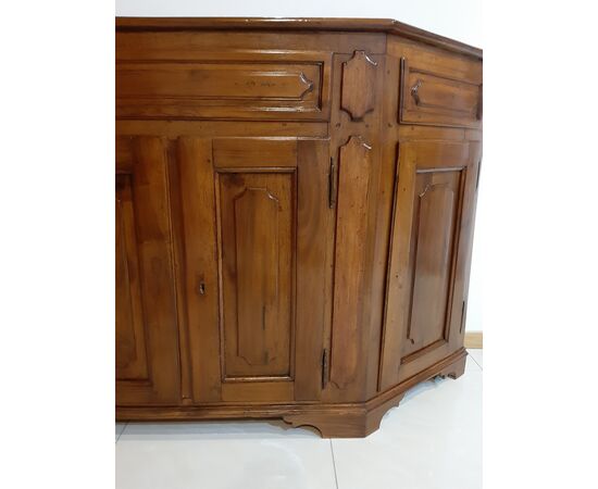 Credenza veneta scantonata in noce, XVIII secolo