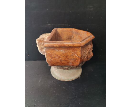 Raffinata acquasantiera in marmo rosso Verona - 33 x 31 cm