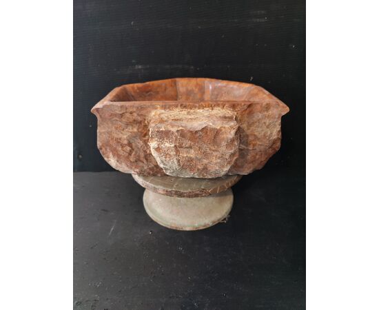 Raffinata acquasantiera in marmo rosso Verona - 33 x 31 cm
