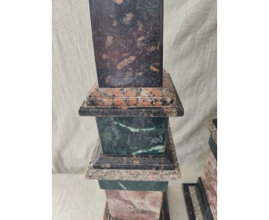 Importante coppia di obelischi in marmo e granito - H 99 cm