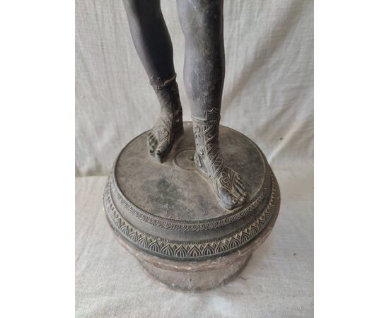 Elegante scultura in bronzo raffigurante Narciso - H 62 cm