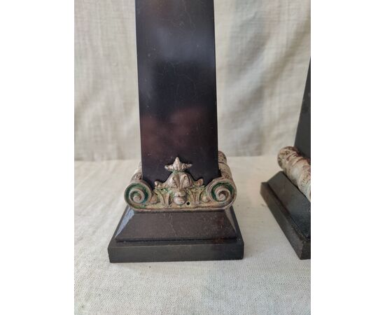 Piccola coppia di obelischi in marmo nero del Belgio - H 46 cm