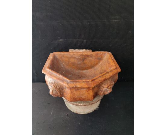 Raffinata acquasantiera in marmo rosso Verona - 33 x 31 cm