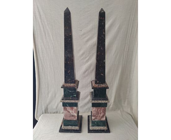 Importante coppia di obelischi in marmo e granito - H 99 cm