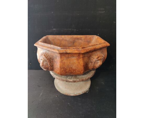 Raffinata acquasantiera in marmo rosso Verona - 33 x 31 cm