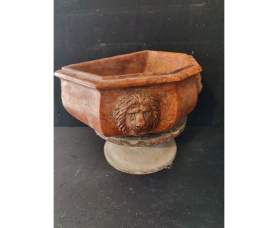 Raffinata acquasantiera in marmo rosso Verona - 33 x 31 cm