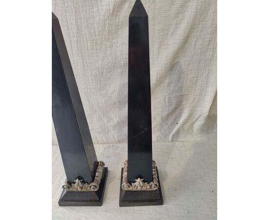 Piccola coppia di obelischi in marmo nero del Belgio - H 46 cm