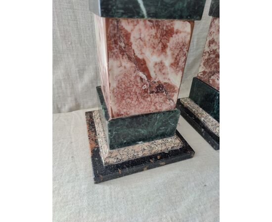 Importante coppia di obelischi in marmo e granito - H 99 cm