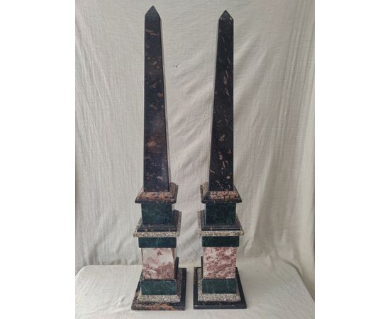 Importante coppia di obelischi in marmo e granito - H 99 cm