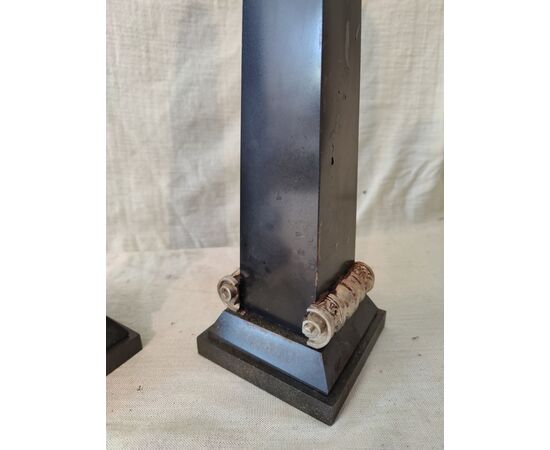 Piccola coppia di obelischi in marmo nero del Belgio - H 46 cm