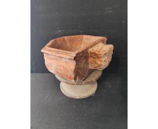 Raffinata acquasantiera in marmo rosso Verona - 33 x 31 cm