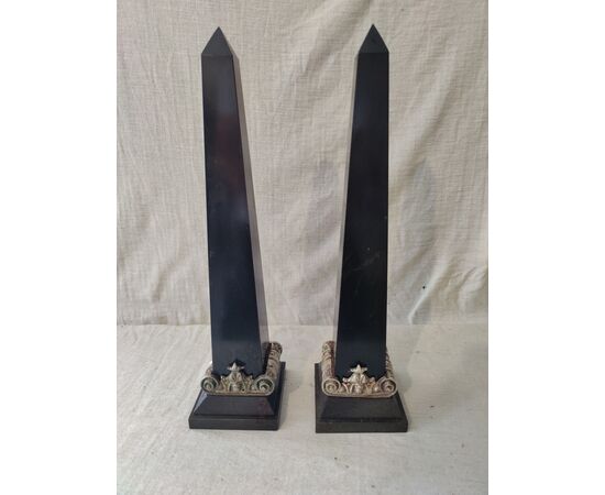 Piccola coppia di obelischi in marmo nero del Belgio - H 46 cm