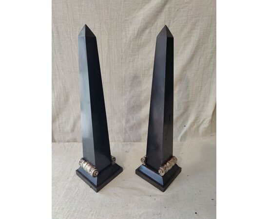 Piccola coppia di obelischi in marmo nero del Belgio - H 46 cm