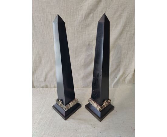 Piccola coppia di obelischi in marmo nero del Belgio - H 46 cm