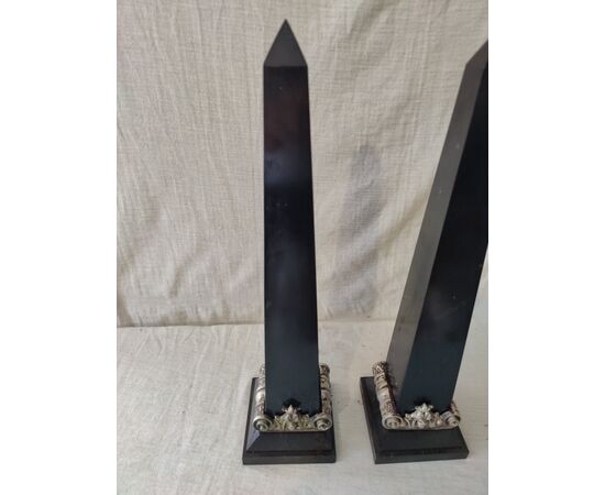 Piccola coppia di obelischi in marmo nero del Belgio - H 46 cm
