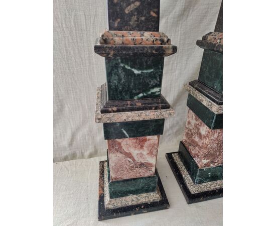 Importante coppia di obelischi in marmo e granito - H 99 cm