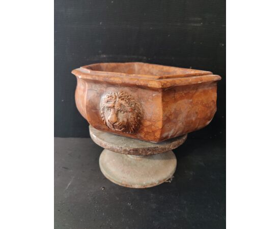 Raffinata acquasantiera in marmo rosso Verona - 33 x 31 cm
