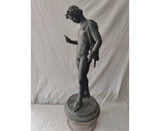 Elegante scultura in bronzo raffigurante Narciso - H 62 cm