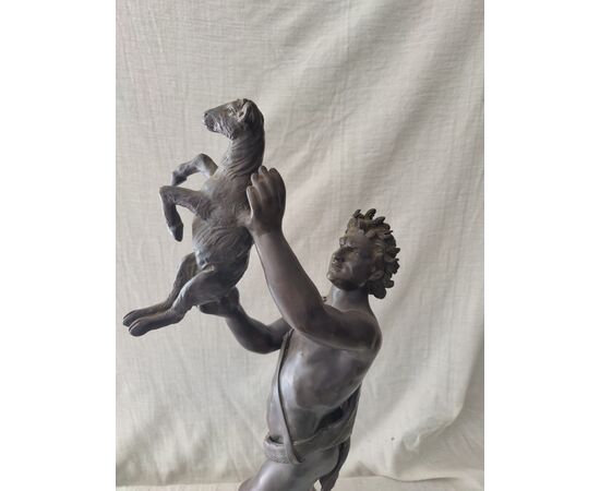 Meravigliosa scultura raffigurante Satiro con capretta - H 68 cm